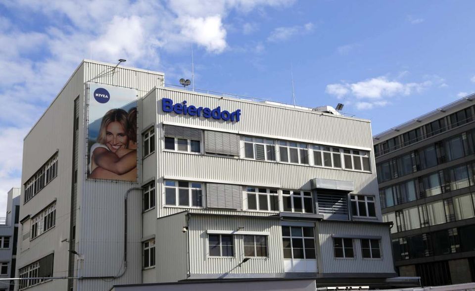 Nivea und Tesa gehören zu Deutschland wie Fußball und Bier – ganz krisenunabhängig. Deshalb ist die Aktie des Hamburger Konzerns ein zwar nicht ganz billiger, aber stützender Wert im Depot. Die hohen Rück­lagen dürften Beiersdorf selbst durch umsatzschwache Zeiten helfen. Sparprogramm und Digitalstrategie laufen, ­initiiert 2019 vom neuen Vorstandschef Stefan De Loecker.
