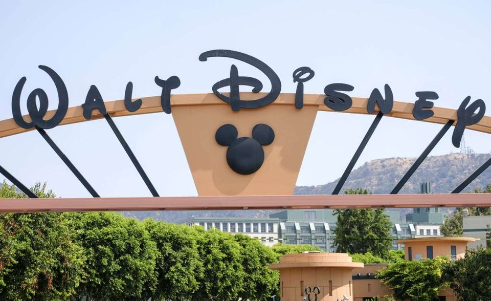 Micky Maus hat Sendepause: Rund um den Globus sind Kinos und Unterhaltungsparks geschlossen, die Auswirkungen auf die Gewinne des kalifornischen Unternehmens sind verheerend. Einziger Trost: Disney hat gerade noch rechtzeitig vor der Krise einen eigenen Streamingdienst gelauncht und das Umsatzwachstum damit beschleunigt. Geduldige Investoren erjagen mit der Aktie derzeit ein Schnäppchen.