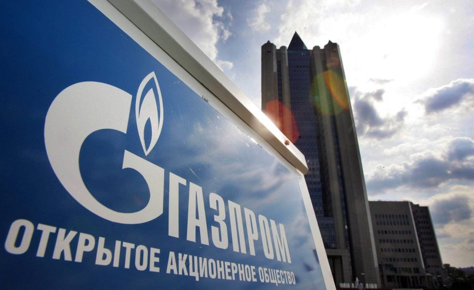Ein negativer Cashflow passt so gar nicht in die Liste aussichtsreicher Aktienkandidaten. Aber Gazprom hat als Energielieferant hohe Ausgaben zu stemmen. Fantasie kommt in die Aktie über die Kombination eines günstigen Ölpreises mit dem schwachen Rubel. Ersteres macht Gazprom nicht so viel aus, Zweiteres führt dazu, dass der russische Konzern schneller von einer Gegenbewegung profitiert.