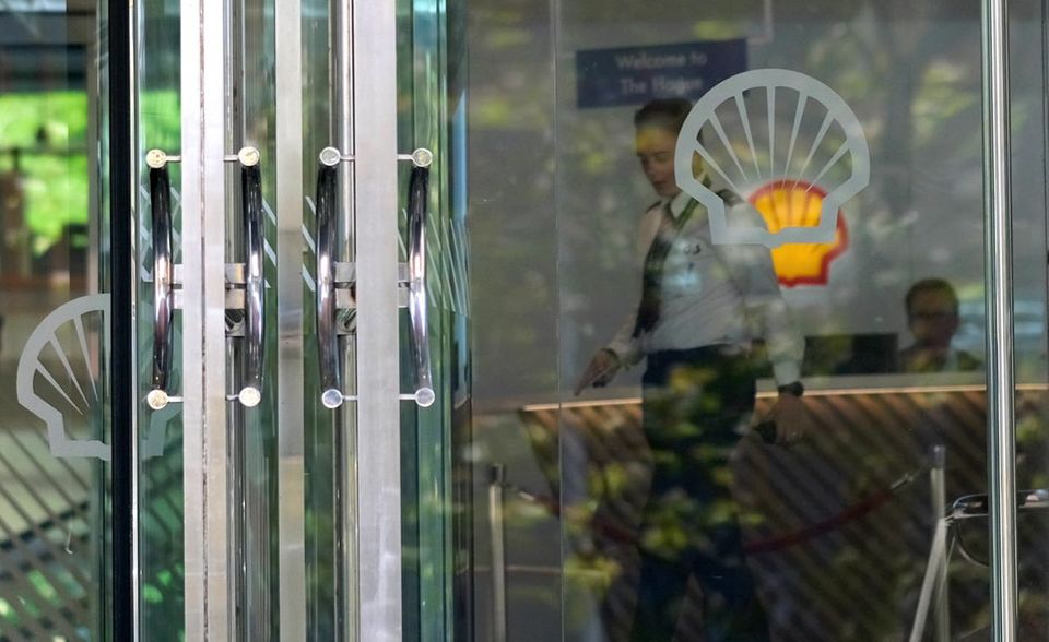 Nicht alles Übel hat Corona verursacht. Der Ölpreis ist eingebrochen und hat Royal Dutch Shell um ein Gütezeichen bei Aktienunternehmen gebracht: Zum ersten Mal seit 80 Jahren kürzt der britische Konzern die Dividende. Um die Ölförderung am Laufen zu halten, verkauft Shell nun unprofitable Geschäftszweige. Das spült Cash in die Kasse. Und macht den Konzern zu einem Turnaround-Kandidaten.