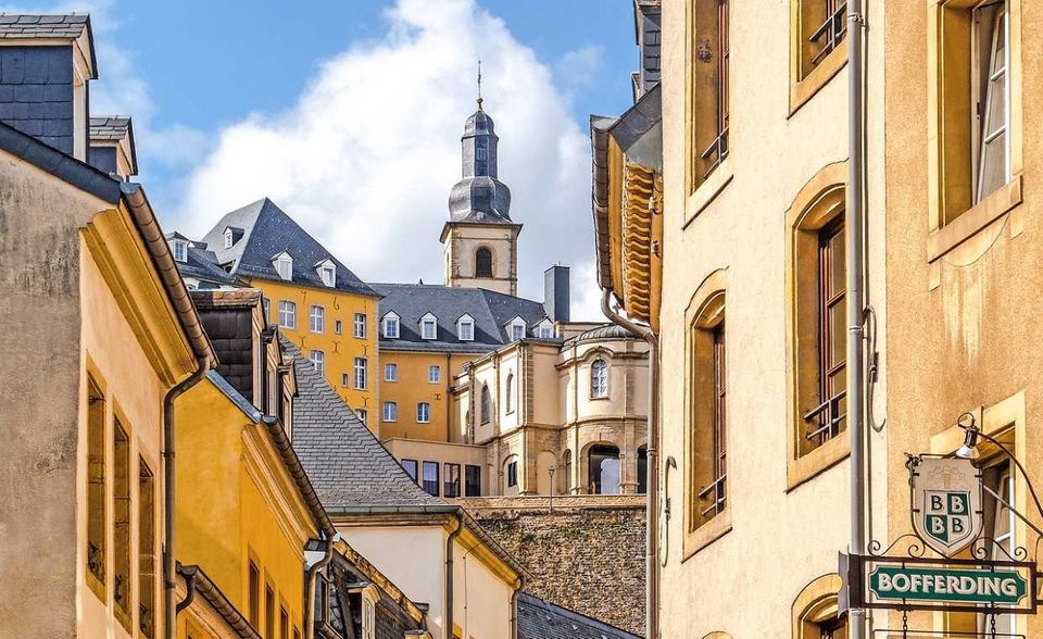 Krankenpflegerinnen aus Luxemburg sind in der OECD mit Abstand die Spitzenverdienerinnen. Sie kamen 2018 im Schnitt auf umgerechnet 114.064 Dollar Jahresverdienst. Das lag nicht nur am allgemein hohen Lohnniveau in dem Großherzogtum, das in der OECD Platz zwei hinter Island belegte. Krankenschwestern erhielten in Luxemburg rund 75 Prozent mehr Gehalt als der Durchschnittsverdiener (65.449 Dollar). Die Organisation hat in ihrem Gehaltsvergleich der Pflegekräfte nur 28 Mitgliedsländer berücksichtigt. Es fehlten unter anderem Deutschland und Dänemark. 
 Laut dem Statistischen Bundesamt haben Pflegekräfte in deutschen Krankenhäusern zuletzt rund 42.000 Euro verdient. Mit umgerechnet etwa 47.630 Dollar Jahreseinkommen würde Deutschland in der OECD-Statistik Platz 16 belegen, hinter dem Vereinigten Königreich und vor der Türkei, Finnland sowie Japan. Beim Durchschnittseinkommen lag Deutschland 2018 auf Platz elf. Erwartungsgemäß am wenigsten Geld gab es für Krankenschwestern in Ungarn und der Slowakei. Dort werden neben Mexiko generell die niedrigsten Löhne in der OECD gezahlt. Krankenschwestern lagen in beiden Ländern aber rund ein Fünftel über dem allgemeinen Durchschnittsgehalt.