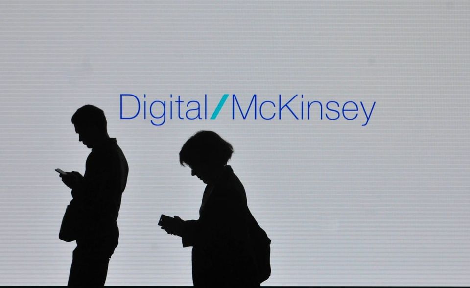 McKinsey wurde von jungen Berufstätigen auf Platz zehn der Top-Arbeitgeber 2020 gewählt. Auf die Frage „Bei welchen Arbeitgebern aus der Branche würdest du dich am ehesten bewerben?“ nannten 5,83 Prozent der Befragten die Unternehmensberatung. Das waren 1,08 Prozentpunkte weniger als im Vorjahr. McKinsey rutschte daher einen Platz ab. Zu den Klienten zählen nach eigenen Angaben 27 der 30 DAX-Konzerne. Die Unternehmensberatung verwies den Konkurrenten BCG auf Platz elf (minus drei Plätze).