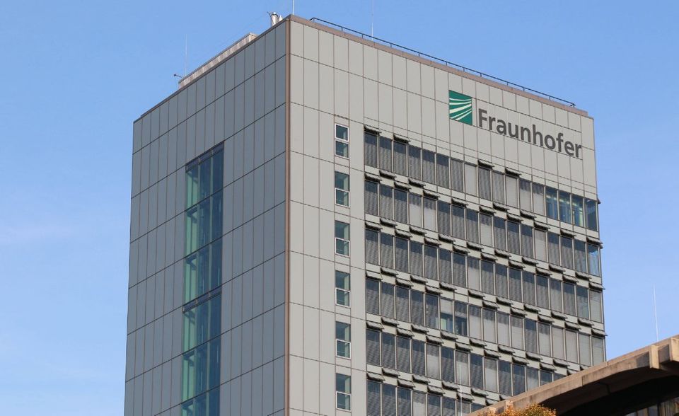 Die Fraunhofer-Gesellschaft ist nach eigenen Angaben in Europa die führende Organisation für anwendungsorientierte Forschung. Sie verbesserte sich in dem Arbeitgeber-Ranking unter jungen Berufstätigen um drei Plätze auf Rang acht. 6,00 Prozent (plus 0,28 Punkte) der Befragten würden gern hier arbeiten. Die Fraunhofer-Gesellschaft war an der Entwicklung der Corona-Warn-App des Robert-Koch-Instituts beteiligt.