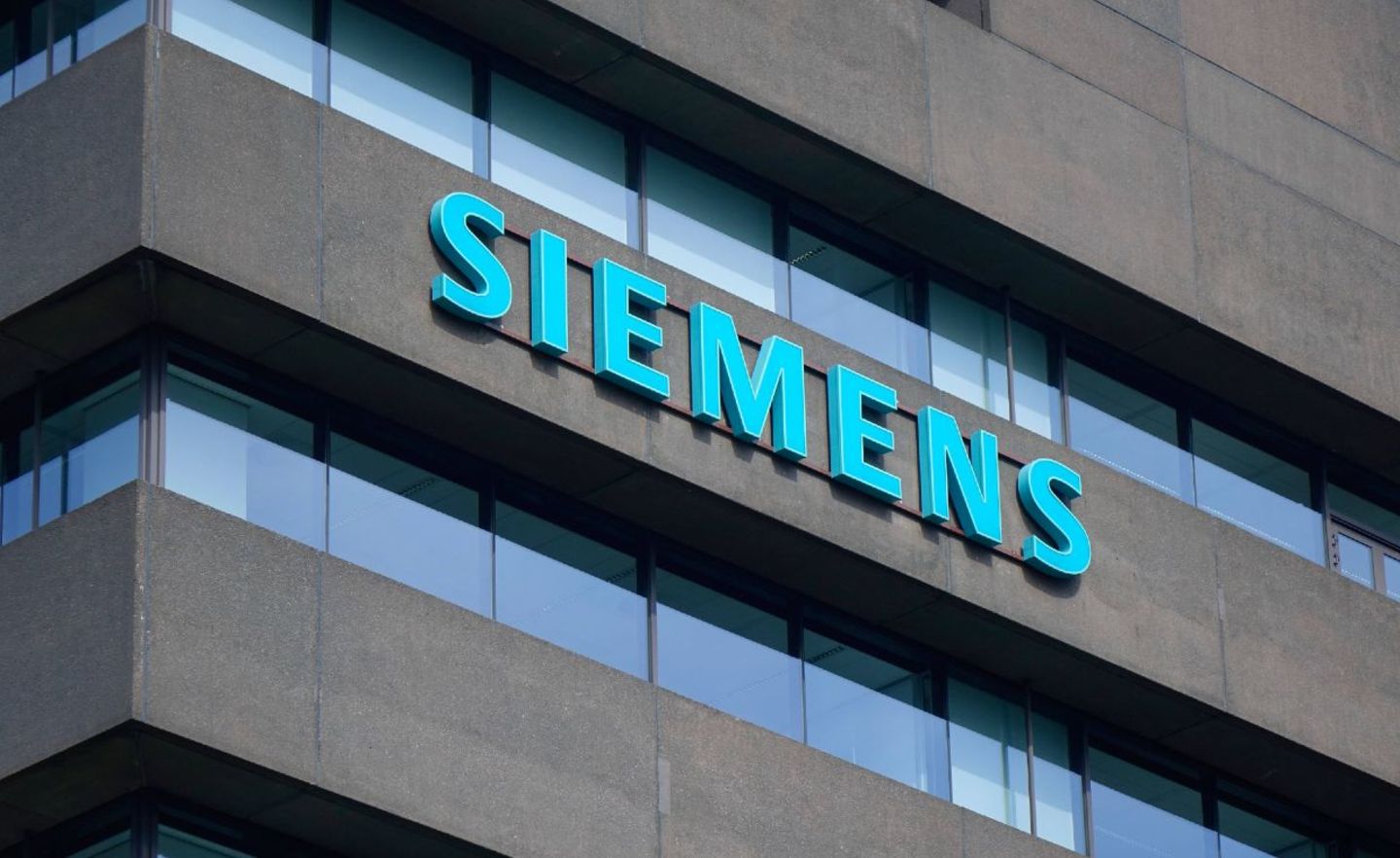 Die Umfragewerte für Siemens sanken zwar von 7,55 auf 7,08 Prozent. Der Konzern konnte trotzdem seinen siebten Platz halten.