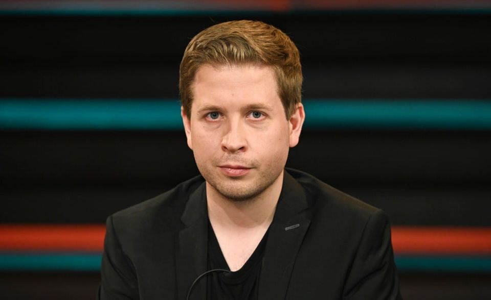 Die biografischen Angaben bei den Jungsozialisten über ihren Bundesvorsitzenden Kevin Kühnert (Jahrgang 1989) sind überraschend dürftig. Abgesehen von der Laufbahn bei der SPD-Jugendorganisation ist dort nur vermerkt: „Arbeitet für ein Mitglied des Berliner Abgeordnetenhauses. Er engagiert sich kommunalpolitisch im Bezirk Tempelhof-Schöneberg, wo er Mitglied der Bezirksverordnetenversammlung (BVV) ist und verschiedene Aufgaben in der SPD übernimmt.“ Diese Zurückhaltung hat nicht etwa Methode. Bei neun von Kühnerts zehn Stellvertretern gibt es Informationen zu Studium und/oder Jobs. Kühnert hat laut dem Biografie-Archiv Munzinger ein 2009 begonnenes Studium der Publizistik- und Kommunikationswissenschaft an der Freien Universität Berlin abgebrochen. Ein Studium der Politikwissenschaft an der Fern-Universität Hagen habe er nach der Wahl zum Juso-Bundesvorsitzenden ruhen lassen. Ende 2018 wurde der vermeintliche #NoGroKo-Rebell zu einem der stellvertretenden SPD-Bundesvorsitzenden gewählt. Er kassierte allerdings mit Abstand die meisten Nein-Stimmen.