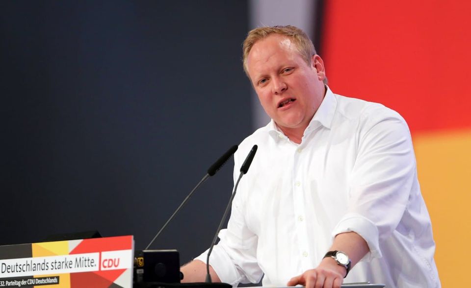 Tilman Kuban (Jahrgang 1987) ist seit März 2019 Bundesvorsitzender der Jungen Union Deutschlands und damit Beratender Teilnehmer des CDU-Bundesvorstands. Er hat an der Universität Osnabrück Rechtswissenschaften studiert. 2016 legte Kuban laut seiner CDU-Biografie das 2. Juristische Staatsexamen ab. Im selben Jahr begann er seine bis heute andauernde Tätigkeit als Leiter Recht und Nachhaltigkeit bei den Unternehmerverbänden Niedersachsen. 2019 verpasste der Chef der Unions-Jugendorganisation den Einzug ins EU-Parlament.