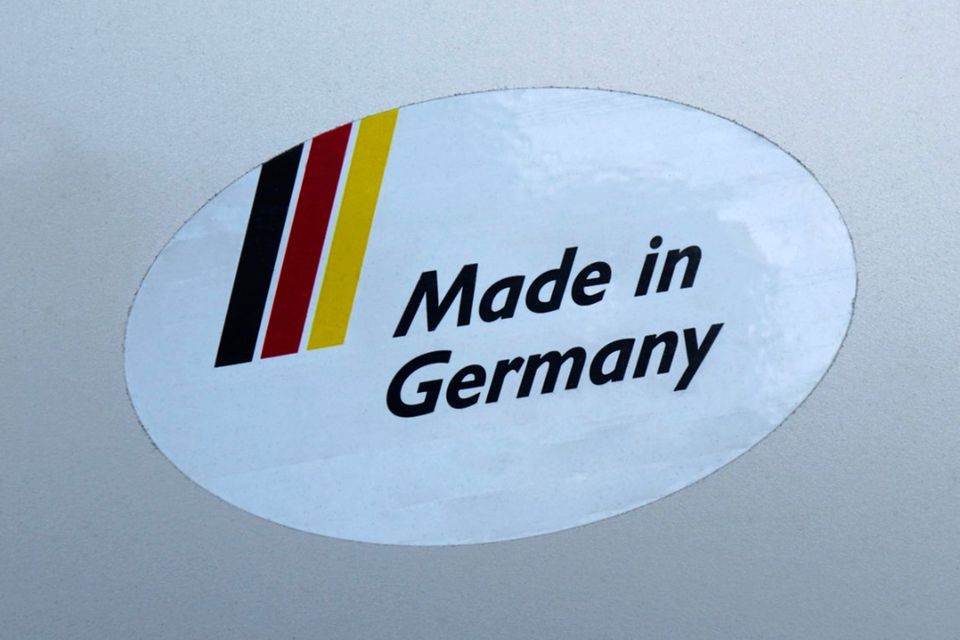 Auf einer Küchenspüle ist ein Schild mit der Aufschrift „Made in Germany“ angeklebt