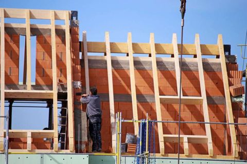 Dacharbeiten an einem Einfamilienhaus: Bauherren sollten gut versichert sein