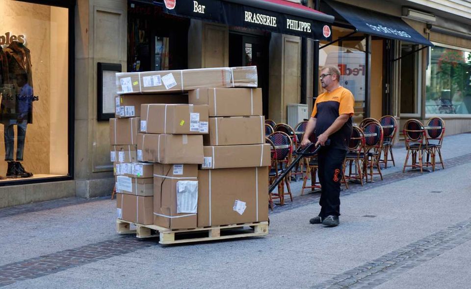 Luxemburg ist beim Euro-Mindestlohn einsame Spitze. Das Großherzogtum rangiert mit 2142 Euro fast ein Drittel über dem Zweitplatzierten Irland. Die hohen Lebenshaltungspreise drücken den Vorsprung beim Kaufkraftstandard zwar. Mit 1705 KKS hält Luxemburg aber immer noch Abstand zu Deutschland auf Platz zwei. Der KKW-Mindestlohn in Luxemburg war Anfang 2020 fast dreimal so hoch wie der beim Letztplatzierten Lettland und doppelt so hoch wie der Mindestlohn in Portugal.