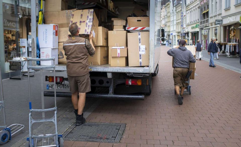 In Deutschland bekommen Arbeitnehmer hingegen vergleichsweise viel für ihren Mindestlohn. Das gilt jedenfalls im direkten Abgleich mit den reichen EU-Staaten, in denen hohe Lebenshaltungskosten die Kaufkraft drücken. Bei der Summe von 1584 monatlich reicht es für Deutschland in der EU nur für Platz fünf. Beim Kaufkraftstandard belegt die Bundesrepublik hingegen mit 1529 KKS den zweiten Platz.
