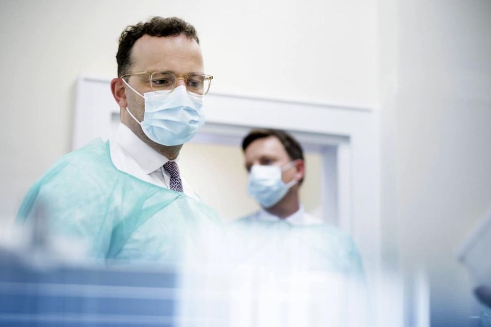 Gesundheitsminister Jens Spahn (l.) steht wegen zahlreicher Merkwürdigkeiten bei der Beschaffung von Schutzmasken in der Kritik