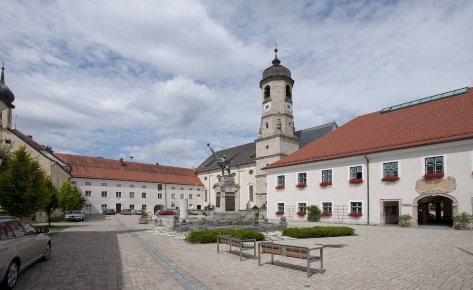 Das Wirtschaftsforschungsinstitut Prognos hat untersucht, wie viel Waren und Dienstleistungen Senioren in einer Region für jeweils 1000 Euro erhalten. Der bayerische Landkreis Miesbach lag im Untersuchungszeitraum 2018 bundesweit auf Platz fünf der teuersten Kreise. Rentner erhielten demnach für 1000 Euro nur einen Gegenwert von 849 Euro. Miesbach lag im Vergleich zum Bundesdurchschnitt für einen Rentner-Warenkorb laut der Analyse um 17,8 Prozent über dem deutschlandweiten Preisniveau.