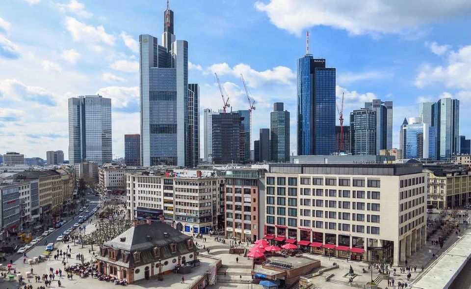 Frankfurt am Main ist für Rentner die viertteuerste Wohngegend in Deutschland. 1000 Euro Rente sind laut der Untersuchung nur 839 Euro wert. Senioren zahlten für typische Waren und Dienstleistungen 19,1 Prozent mehr als im bundesweiten Durchschnitt. Frankfurt am Main war in den Top 5 die einzige Region außerhalb Bayerns.