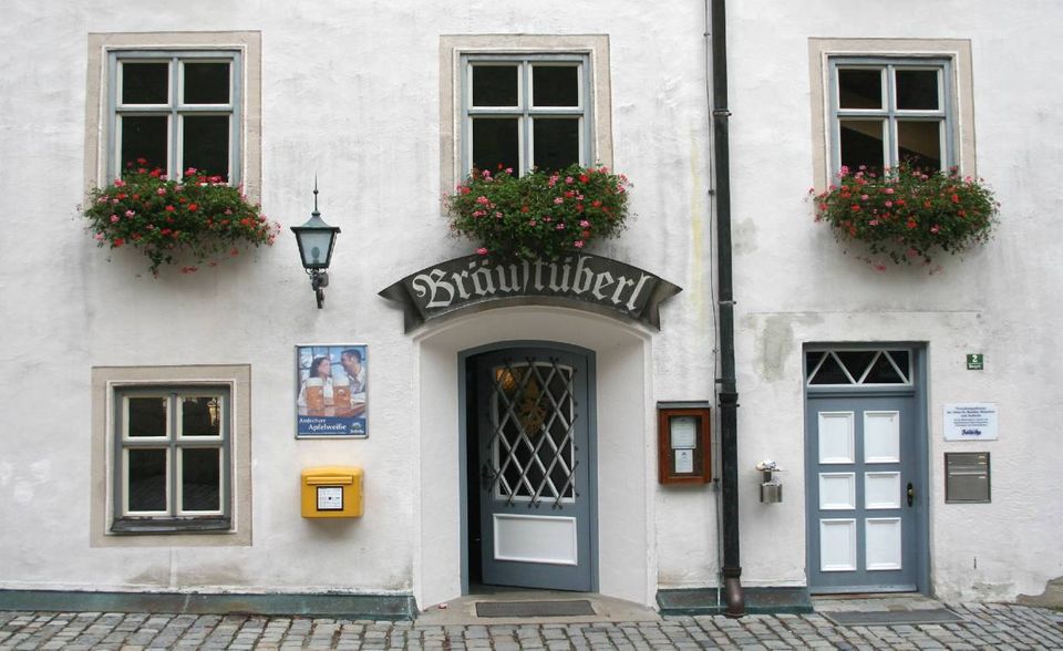 Rentner im Landkreis Starnberg zahlen ein Fünftel (20,8 Prozent) höhere Lebenshaltungskosten als Rentner bundesweit. 1000 Euro Rente waren in dieser Region Bayerns lediglich 828 Euro wert. Zwar hat das Preisniveau des Wohnorts großen Einfluss auf den Wohlstand im Alter. Der GDV weist aber darauf hin, dass in teureren Gegenden tendenziell auch höhere Löhne und Renten gezahlt werden. „Einbußen beim Lebensstandard drohen überall dort, wo die Alterseinkünfte im Verhältnis zum regionalen Preisniveau sehr niedrig ausfallen“, erklärt Studienautor Heiko Burret.