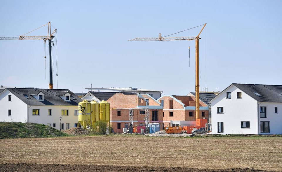 Sieben der zehn teuersten Regionen Deutschlands lagen der Erhebung zufolge in Bayern. Der Landkreis München kam mit einem Preisniveau von plus 21,0 Prozent und 826 für 1000 Euro Rente auf Platz zwei. Damit kam aber selbst dieser Landkreis nicht annähernd an den bundesweit teuersten Ort für Rentner heran.