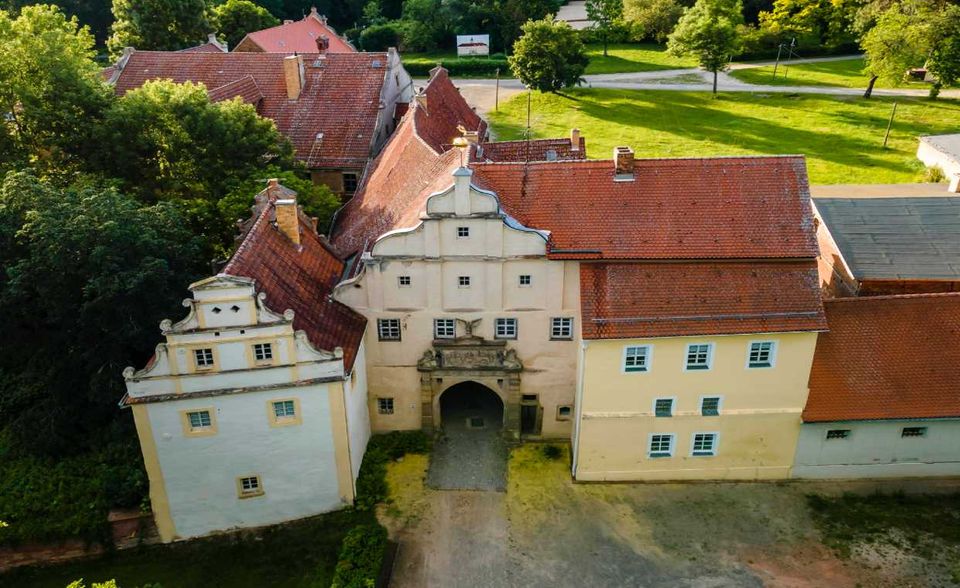 Nirgendwo bekommen Senioren laut der Studie für ihr Geld so viel wie im brandenburgischen Landkreis Elbe-Elster. Die Kaufkraft von 1000 Euro Rente stieg demnach auf 1158 Euro. Das Preisniveau lag 13,7 Prozent unter dem Bundesdurchschnitt.