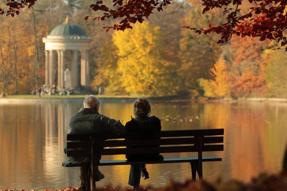 Die bayerische Landeshauptstadt München ist mit Abstand die teuerste Wohnregion für Rentner. Das Preisniveau lag 2018 laut der Untersuchung 31,1 Prozent über dem bundesweiten Wert. Das waren zehn Prozentpunkte mehr als beim Zweitplatzierten. Für 1000 Euro bekamen Rentner in München Waren und Dienstleistungen im Wert von lediglich 763 Euro. Über exakt 50 Prozent mehr Kaufkraft freuten sich hingegen Rentner im nächsten Landkreis.