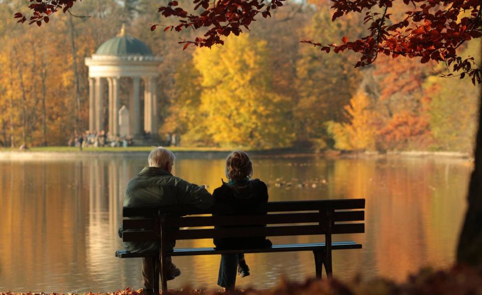 Die bayerische Landeshauptstadt München ist mit Abstand die teuerste Wohnregion für Rentner. Das Preisniveau lag 2018 laut der Untersuchung 31,1 Prozent über dem bundesweiten Wert. Das waren zehn Prozentpunkte mehr als beim Zweitplatzierten. Für 1000 Euro bekamen Rentner in München Waren und Dienstleistungen im Wert von lediglich 763 Euro. Über exakt 50 Prozent mehr Kaufkraft freuten sich hingegen Rentner im nächsten Landkreis.
