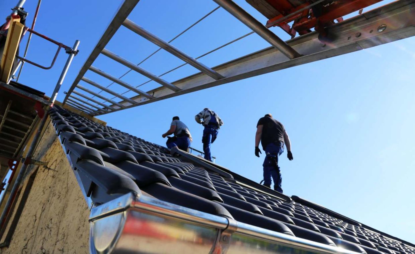Für Dachdecker ist eine Berufsunfähigkeitsversicherung teuer. Ist eine Grundfähigkeitspolice eine Alternative?