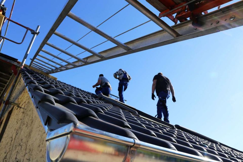 Für Dachdecker ist eine Berufsunfähigkeitsversicherung teuer. Ist eine Grundfähigkeitspolice eine Alternative?