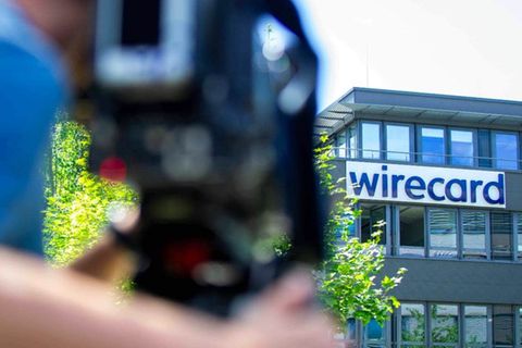 Journalisten stehen vor dem insolventen Konzern Wirecard in Aschheim bei München. Hinter der Pleite steckt der mutmaßlich größte Bilanzskandal eines deutschen Dax-Konzerns