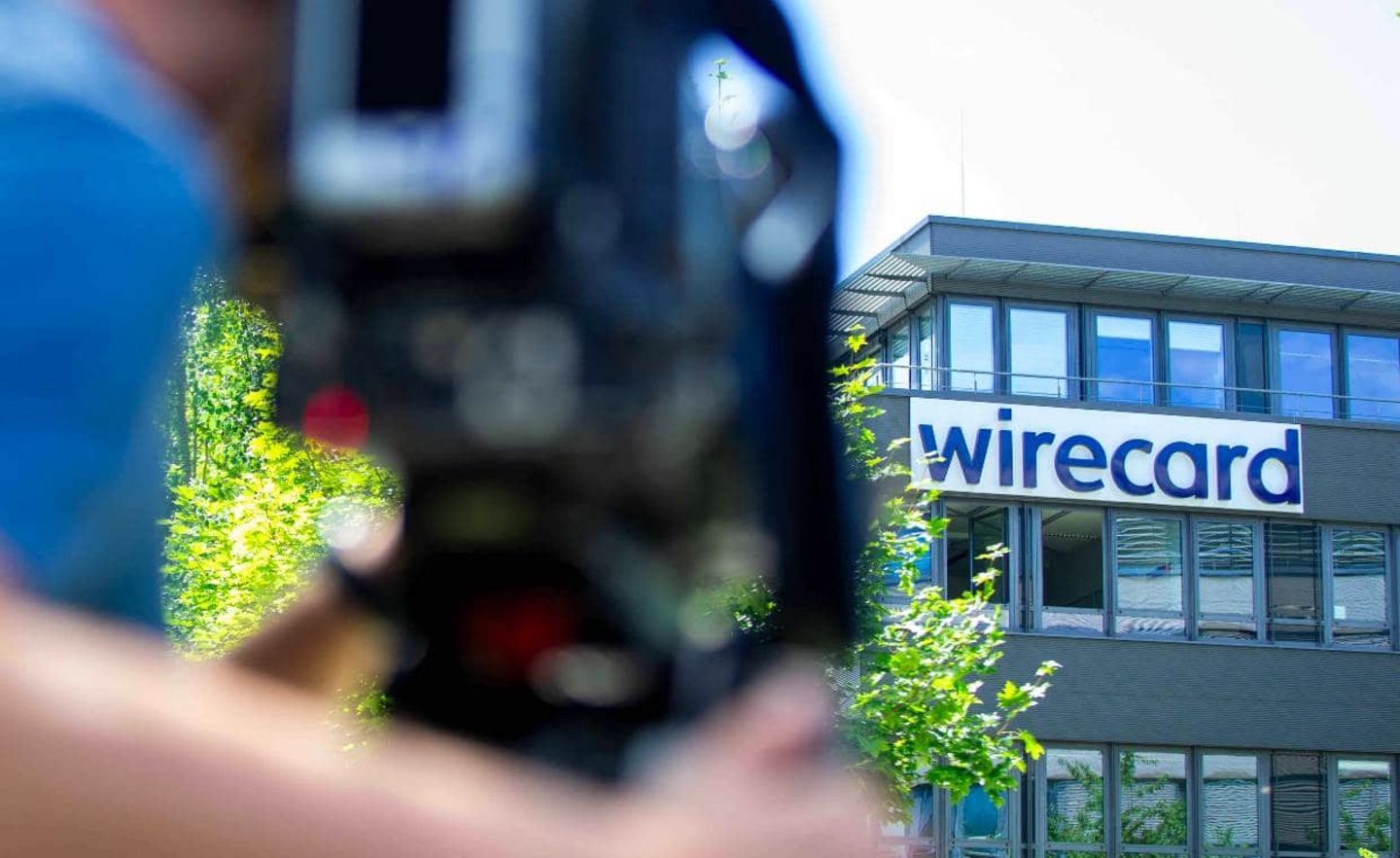 Journalisten stehen vor dem insolventen Konzern Wirecard in Aschheim bei München. Hinter der Pleite steckt der mutmaßlich größte Bilanzskandal eines deutschen Dax-Konzerns