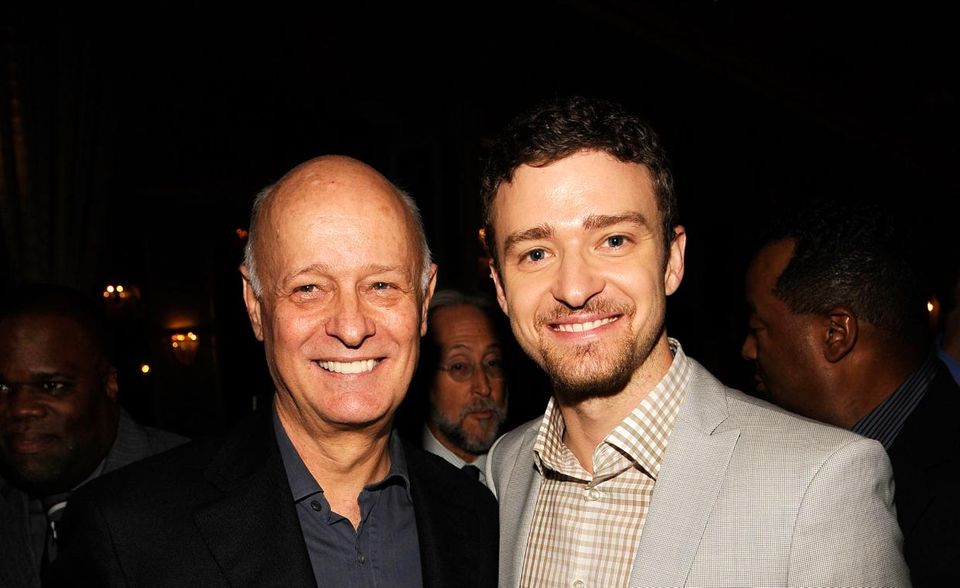 Clive Calder (l.) konnte sein Vermögen in der Krise leicht vermehren. Der Gründer des einflussreichen Plattenlabels Jive Records war im April 2020 nach „Forbes“-Schätzung rund 5,2 Mrd. Dollar schwer. Beim Ranking 2019 waren es noch 4,9 Milliarden gewesen. Im Vergleich zu 2015 konnte Calder sein Vermögen sogar verdoppeln. Im weltweiten Ranking belegt er nun Platz 315. Der Brite, der auf den Cayman Islands lebt, hatte seinen Musikkonzern Zomba Group 2002 für 2,7 Mrd. Dollar an Bertelsmann verkauft. Der zur Veröffentlichung der Rangliste 73-Jährige lag vor den britischen Investoren Chrisopher Hohen (Platz 330) und Joe Lewis (375) sowie der Bet365-Erbin Denise Coates (383). Unternehmer Richard Branson kam unter den Briten mit 3,4 Milliarden (2018: 4,1 Milliarden) nur auf Rang 17.