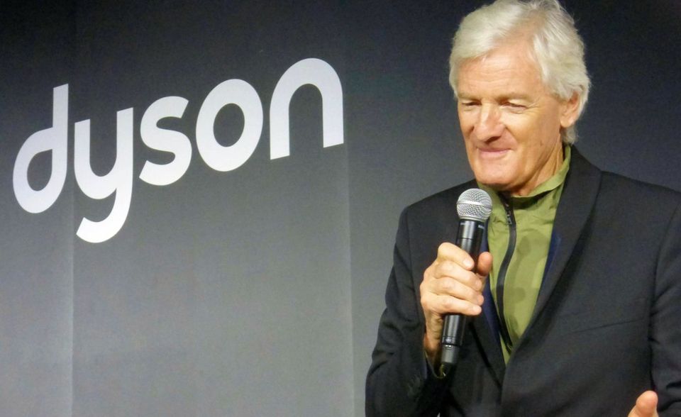 Mit Staubsaugen allein ist es nicht mehr getan. James Dyson konzentriert sich bei seinem Haushaltsgeräte-Konzern verstärkt auf Beauty-Produkte und verkauft beispielsweise einen Hightech-Lockenstab für rund 500 Euro. Die Strategie scheint aufzugehen. Der britische Erfinder konnte sein Vermögen leicht von 5,7 auf 5,9 Mrd. Dollar steigern. Das war der höchste Stand seit 2011. Der 73-Jährige kletterte im Ranking für das Vereinigte Königreich um einen Platz nach oben. Weltweit belegt er aktuell Platz 268 der reichsten Menschen.