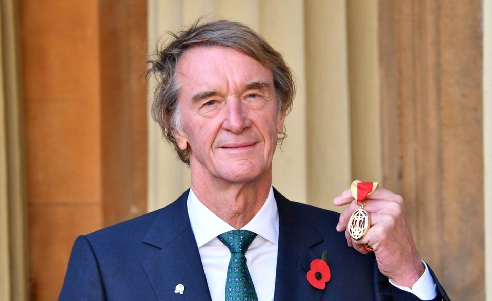 James Ratcliffe musste hingegen Verluste verbuchen. Der Gründer von Ineos, einem der größten Chemiekonzerne der Welt, sank im „Forbes“-Ranking von 12,1 auf 11,0 Mrd. Dollar. Das ist aber immer noch fast das Zehnfache der Summe, mit der er 2013 die Liste geentert hatte. Der 67-Jährige belegt wie im Vorjahr Platz zwei der reichsten Briten und ist erneut die reichste Einzelperson im Vereinigten Königreich. Denn Platz eins geht erneut an Geschwister.