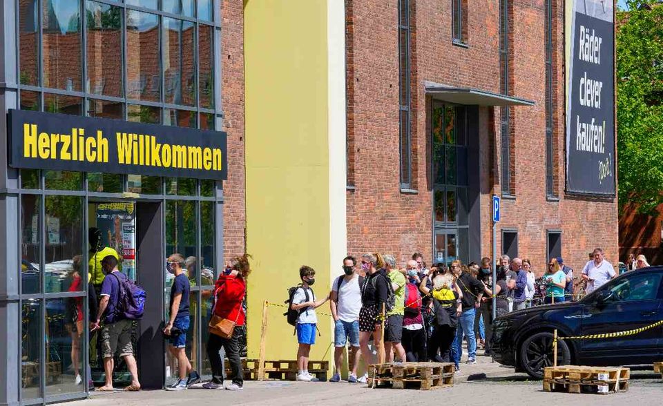 BILD Wartende Kunden vor einem Fahrradgeschäft in Hannover Ende Mai, Quelle: imago images / Friedrich Stark