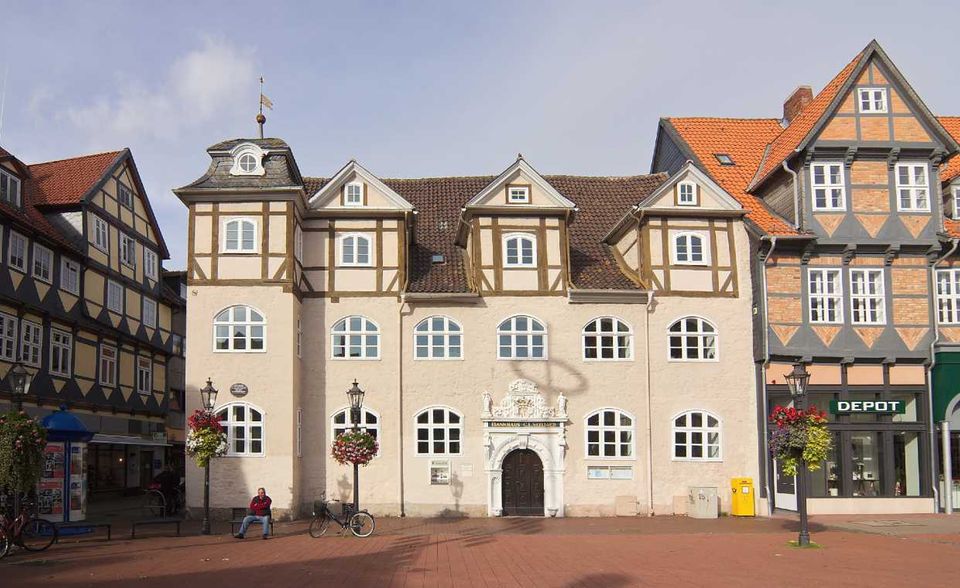 Auch die Geschichte von C. L. Seeliger begann mit einem Handelshaus. Es wurde 1794 im niedersächsischen Wolfenbüttel gegründet. 1852 rückte Gustav Seeliger, der Enkel des Firmengründers, das Bankgeschäft in den Vordergrund. Benannt wurde das Unternehmen, das seit 1825 in seinem Stammhaus logiert, nach Carl Ludwig Seeliger. Er und Werner Seeliger hatten die Privatbank in der fünften Generation geleitet. Seit ihrem Tod Mitte der 1950er Jahre leiten persönlich haftende Gesellschafter das Bankhaus. Aktuell sind dies Friedrich-Carl Heidebroek und Christoph Schmitz.