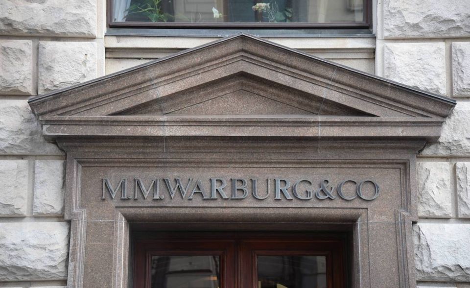 M.M.Warburg & Co zählt zu den ältesten und einflussreichsten Privatbanken Hamburgs. Sie wurde 1789 von den Brüdern Moses Marcus und Gerson Warburg im heutigen Stadtteil Altona gegründet. Das Bankhaus ist seinem Hauptsitz seit 1867 treu geblieben. Zum Jahresende 2019 wurde ein Generationenwechsel vollzogen. Die Hauptgesellschafter Christian Olearius und Max Warburg zogen sich nach fast 40 Jahren von der Spitze des Aufsichtsrats zurück. Bernd Thiemann wurde zum neuen Vorsitzenden des Aufsichtsrats gewählt. Die Bilanzsumme lag 2019 bei 4,49 Mrd. Euro, der Provisionsüberschuss stieg laut der Bank um elf Prozent auf 88,1 Mio. Euro.