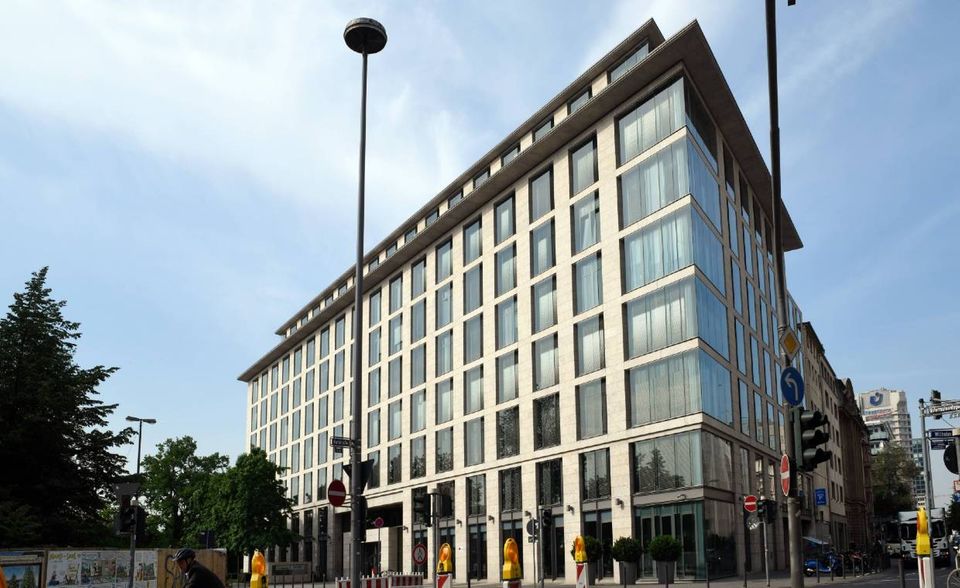 Das Bankhaus Metzler aus Frankfurt am Main wirbt auf seiner Internetseite mit „langjähriger Erfahrung“. Das Finanzinstitut führt seine Wurzeln bis auf eine 1674 von Pfarrsohn Benjamin Metzler gegründete Tuchhandlung zurück. Seit 1716 sind erste Geld- und Wechselgeschäfte verbürgt. „1771 trat Friedrich Metzler, der erste und einer der herausragenden Bankiers der Familie, in die Geschäftsleitung ein“, heißt es in der Historie der Firma, die auf den profitablen Handel mit Staatsanleihen gegründet wurde. 1986 wurde das Unternehmen von einer Personengesellschaft in eine Kapitalgesellschaft in Form einer Kommanditgesellschaft auf Aktien umgewandelt, um die langfristige Unabhängigkeit und die Kontinuität des Unternehmens zu sichern und die Kapitalbasis zu stärken. Der Kreis der Gesellschafter blieb auf die Mitglieder der Familien von Metzler begrenzt.