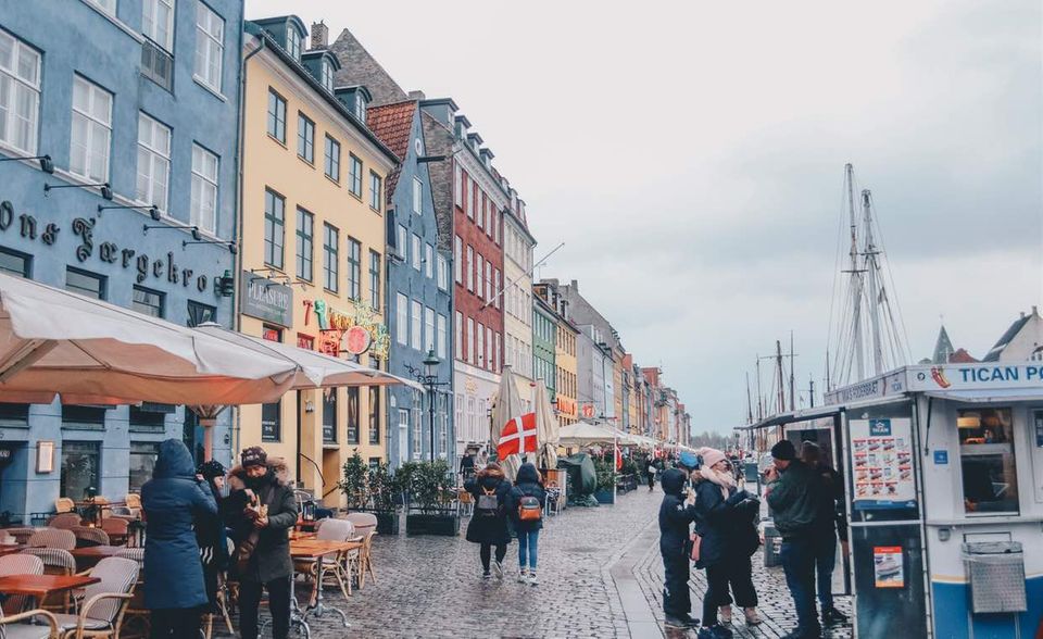 #1 Dänemark Wer nach Dänemark ziehen möchte, braucht ein landestypisches Gehalt. Die Lebenshaltungskosten lagen 2019 laut Eurostat 41,3 Prozent über dem EU-Durchschnitt. Das war der höchste Wert in der Union, mitnichten aber in Europa. Dänemark wurde von gleich drei Ländern getoppt. Norwegen rangierte 49,5 Prozent über dem EU-Mittelwert. Island kam auf 54,3 Prozent. Einsamer Spitzenreiter war die Schweiz. Dort war das Leben fast zwei Drittel teurer als in der gesamten Union. Die Schweiz lag mit 62,0 Prozent fast zehnmal über dem Plus Deutschlands (6,8 Prozent).
