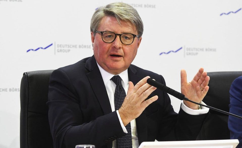 Theodor Weimer, Deutsche Börse Die Deutsche Börse AG wird seit Januar 2018 vom Vorstandsvorsitzenden Theodor Weimer geführt. Auch er verfügt über einen Doktortitel. Weimer studierte von 1978 bis 1984 an der Universität Tübingen und der Universität St. Gallen Volkswirtschaft, Betriebswirtschaft und Geografie. 1987 promovierte er an der Universität Bonn zum Dr. rer. pol. Nach Stationen bei McKinsey und UniCredit stieg Weimer zum Vorstandssprecher der HypoVereinsbank auf.