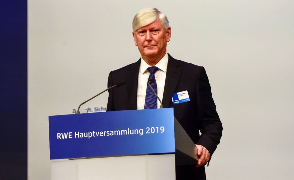 Rolf Martin Schmitz, RWE Rolf Martin Schmitz ist seit Oktober 2016 Vorstandsvorsitzender des Energieversorgers RWE AG. Er studierte von 1976 bis 1981 Ingenieurwissenschaften an der Rheinisch-Westfälischen Technischen Hochschule (RWTH) Aachen und erwarb den Abschluss Diplom-Ingenieur. 1985 folgte die Promotion zum Dr.-Ing. Von 1980 bis 1986 hatte Schmitz an der RWTH Aachen den Lehrstuhl für Wärmeübertragung und Klimatechnik inne. Es folgte eine Anstellung als Planungs- und Projektingenieur Maschinentechnik bei der Steag AG in Essen. Schmitz arbeitete zehn Jahre für den E.ON-Vorläufer Veba AG. 2010 wechselte der Vorstandsvorsitzender der RheinEnergie AG und der GEW AG in den Vorstand der RWE.
