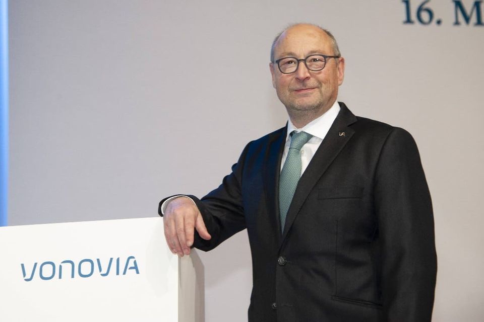 Rolf Buch, Vorstandsvorsitzender des Immobilienunternehmens Vonovia, ist in dieser Rangliste der dritte Absolvent der Rheinisch-Westfälischen Technischen Hochschule (RWTH) Aachen. Er studierte dort Maschinenbau und Betriebswirtschaftslehre. „Nach dem Studium begann er 1991 seine Karriere als Assistent der Geschäftsleitung bei der Bertelsmann Distribution GmbH in Gütersloh. 1996 stieg er zum Geschäftsführer der Bertelsmann Services France und wurde 2002 Mitglied des Vorstandes der Arvato AG. 2008 wurde er zum Vorsitzenden des Vorstandes der Arvato AG und zum Mitglied des Vorstandes der Bertelsmann SE & Co. KGaA berufen“, heißt es in Buchs Firmenbiografie. Der Manager wurde 2013 erstmals zum Vorstandsvorsitzenden bestellt und führte Vonovia zum Amtsantritt an die Börse. 2015 gelang nach Unternehmensangaben als erstes Immobilienunternehmen der Aufstieg in den DAX 30.