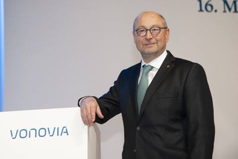 Rolf Buch, Vorstandsvorsitzender des Immobilienunternehmens Vonovia, ist in dieser Rangliste der dritte Absolvent der Rheinisch-Westfälischen Technischen Hochschule (RWTH) Aachen. Er studierte dort Maschinenbau und Betriebswirtschaftslehre. „Nach dem Studium begann er 1991 seine Karriere als Assistent der Geschäftsleitung bei der Bertelsmann Distribution GmbH in Gütersloh. 1996 stieg er zum Geschäftsführer der Bertelsmann Services France und wurde 2002 Mitglied des Vorstandes der Arvato AG. 2008 wurde er zum Vorsitzenden des Vorstandes der Arvato AG und zum Mitglied des Vorstandes der Bertelsmann SE & Co. KGaA berufen“, heißt es in Buchs Firmenbiografie. Der Manager wurde 2013 erstmals zum Vorstandsvorsitzenden bestellt und führte Vonovia zum Amtsantritt an die Börse. 2015 gelang nach Unternehmensangaben als erstes Immobilienunternehmen der Aufstieg in den DAX 30.