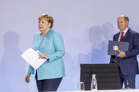 Bundeskanzlerin Angela Merkel und Bundesfinanzminister Olaf Scholz bei der Pressekonferenz zur Vorstellung des Konjunkturpaketes Anfang Juni