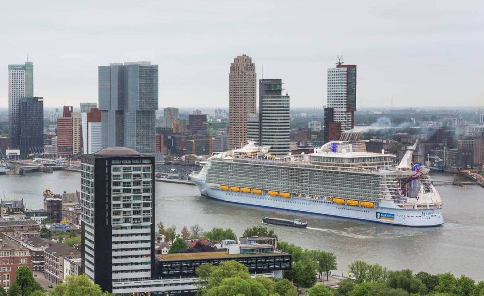 Die „Harmony of the Seas“ ist aktuell das zweitgrößte Kreuzfahrtschiff der Welt. Sie kommt auf 226.963 BRZ und ist seit Mai 2016 im Einsatz. Ihre Länge von 362 Metern wird von keinem Kreuzfahrtschiff überboten.