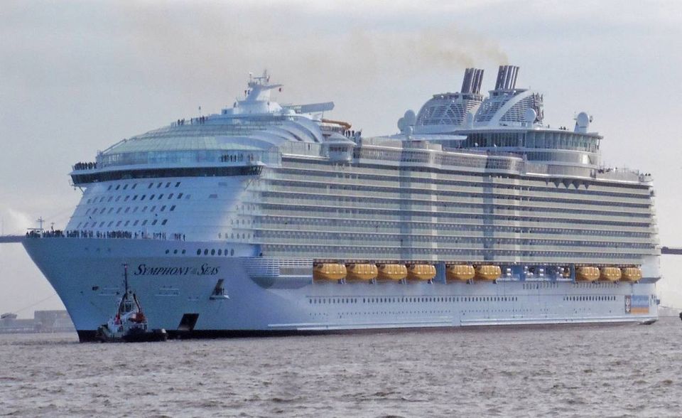 Seit März 2018 ist das größte Kreuzfahrtschiff der Welt auf den Weltmeeren unterwegs. Die „Symphony of the Seas“ liegt mit 228.081 ganz knapp vor ihrem Schwesterschiff „Harmony of the Seas“. Bei der Länge aber muss sich das Kronjuwel von Royal Caribbean International um rund einen Meter geschlagen geben.