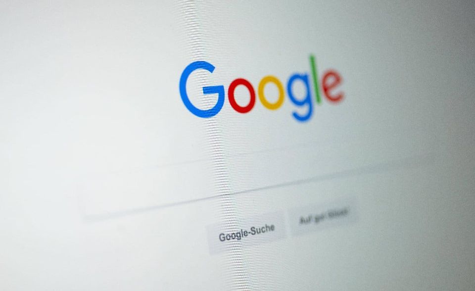 Niemand spricht vom „windowen“, wenn es um den Gebrauch eines PC geht. „Worden“ tut auch kein Mensch bei der Textverarbeitung. „Googeln“ hingegen hat sich als Verb für das Suchen nach Inhalten im Internet durchgesetzt. Ähnliches gilt für andere digitale Dienste wie tindern und skypen, bei denen die deutsche Sprache nur sperrige Umschreibungen zu bieten hatte.