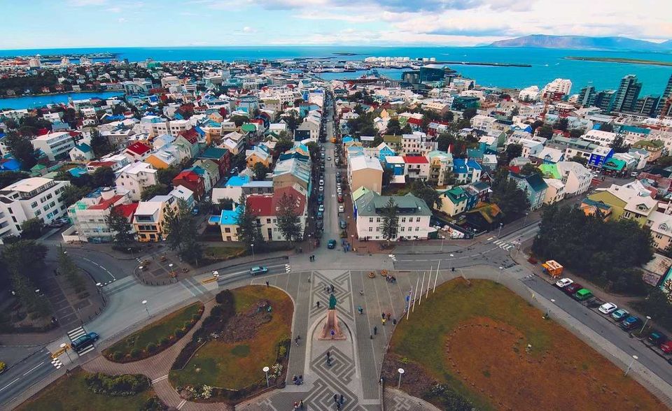 Island ist eines der seltenen Beispiele, bei denen sich der Rang im internationalen Vergleich der Arbeitslosenstatistiken zwischen den Altersgruppen nicht unterscheidet. Island kam sowohl bei jungen als auch bei den Erwerbsfähigen insgesamt auf Platz fünf. Prozentual gesehen liegt die allgemeine Arbeitslosenquote mit 3,5 Prozent allerdings deutlich unter der der jungen Generation mit 8,2 Prozent.