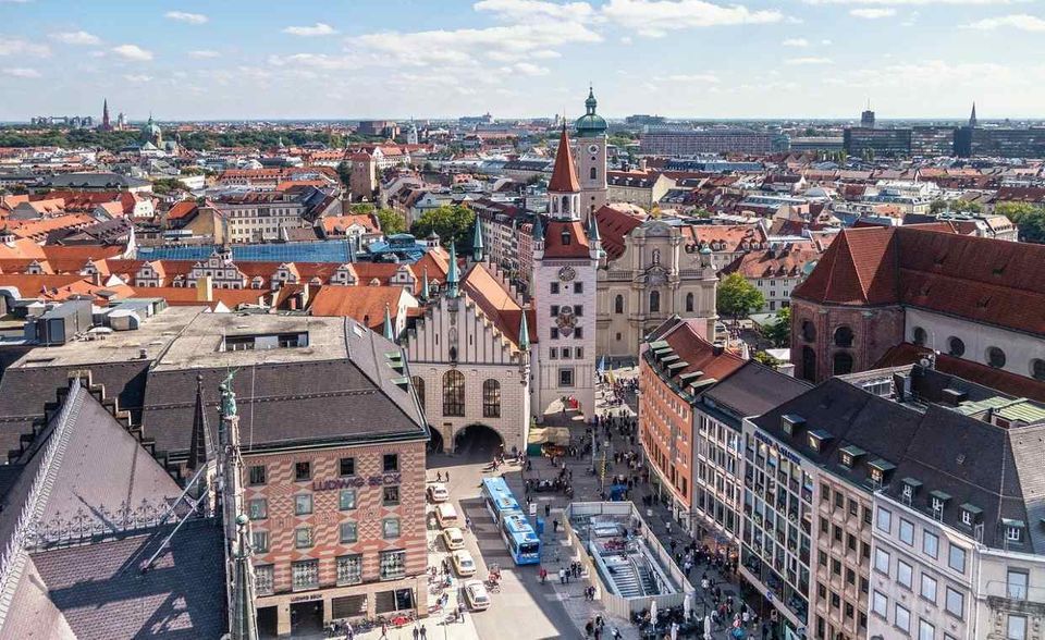 #2 Bayern Die bayerische Start-up-Szene ist im ersten Halbjahr 2020 durchgestartet. Die Zahl der Deals schoss von 52 auf 83. Die Finanzierungssummen konnten sogar fast vervierfacht werden. Sie stiegen von 204 auf 773 Mio. Euro. Damit entfiel laut EY ein Drittel (35 Prozent) des bundesweiten Deal-Volumens auf Bayern. Dafür verantwortlich waren insbesondere zwei Mega-Deals. 218 Mio. Euro gingen im März an das bayerische Lufttaxi-Unternehmen Lilium. Ihm gelang dem Bericht zufolge die Top-Finanzierungsrunde des ersten Halbjahres 2020. Weitere 68 Mio. Euro steuerte die Personal-Software Personio im Januar bei. Allerdings konnte Bayern dem Spitzenreiter unter den Start-up-Standorten immer noch nicht gefährlich werden.