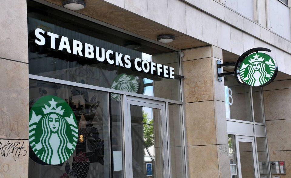 Wer regelmäßig auf dem Weg zur Arbeit bei Starbucks Station macht, für den hätte sich die niedrigere Mehrwertsteuer bezahlt machen können. Allerdings zieht die US-Marke nicht mit. „Amrest Coffee Deutschland, der Betreiber nahezu aller deutschen Starbucks-Filialen, begründet die Entscheidung mit den langfristigen Perspektiven der Kette“, berichtete der Berliner „Tagesspiegel“. Das Unternehmen habe sich im März per Tarifvertragsabschluss zu schrittweisen Lohnsteigerungen von durchschnittlich fünf Prozent pro Jahr verpflichtet. „Die Mehrwertsteuersenkung gibt uns hierfür einen flexibleren Handlungsspielraum“, erfuhr der „Tagesspiegel“ auf Nachfrage.
