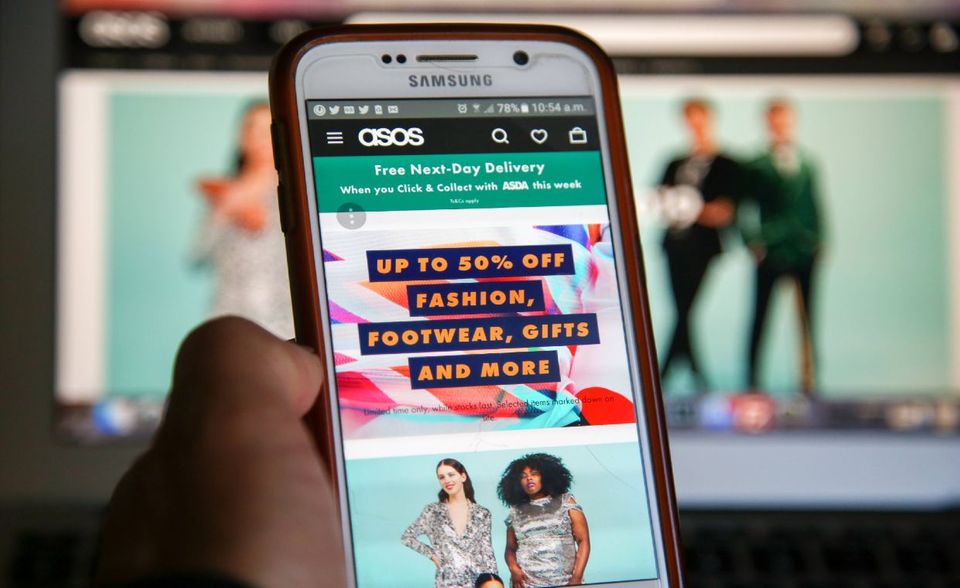 Auch Asos zieht sich mit einem Rabattcode aus der Affäre. Der kann zwar im Gegensatz zu Douglas sofort an der Kasse eingelöst werden. Der Haken: Pro Einkauf ist nur ein Code erlaubt. Bei den häufigen Sonderaktionen (beispielsweise 20 Prozent auf alle Schuhe mit dem Code xy) behält der Konzern also die Senkung für sich. Auf eine Nachfrage beim Kundenservice verwies eine Mitarbeiterin zunächst darauf, dass Asos ein unabhängiges Unternehmen sei und nach eigenen Regeln arbeite. In einer weiteren E-Mail wurde mitgeteilt, dass die Preisumstellung für Tausende von Artikeln ihre Zeit brauche.