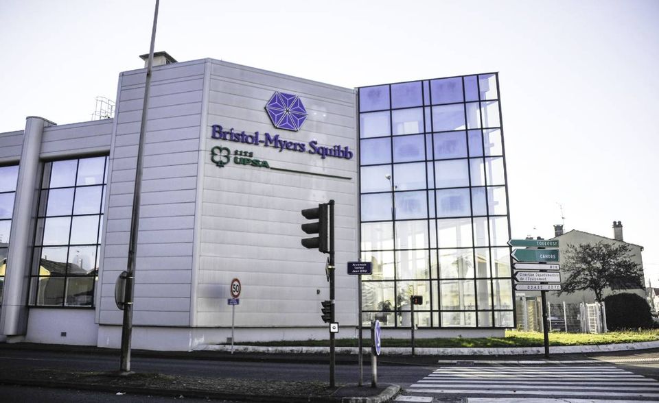 Der US-Konzern Bristol-Myers Squibb liegt auf der Rangliste der größten Pharmakonzerne der Welt auf Platz zehn. Der Umsatz im Pharmageschäft belief sich 2019 laut EY auf umgerechnet 23,4 Mrd. Euro. 2018 habe der Wert noch bei 19,1 Mrd. Euro gelegen.