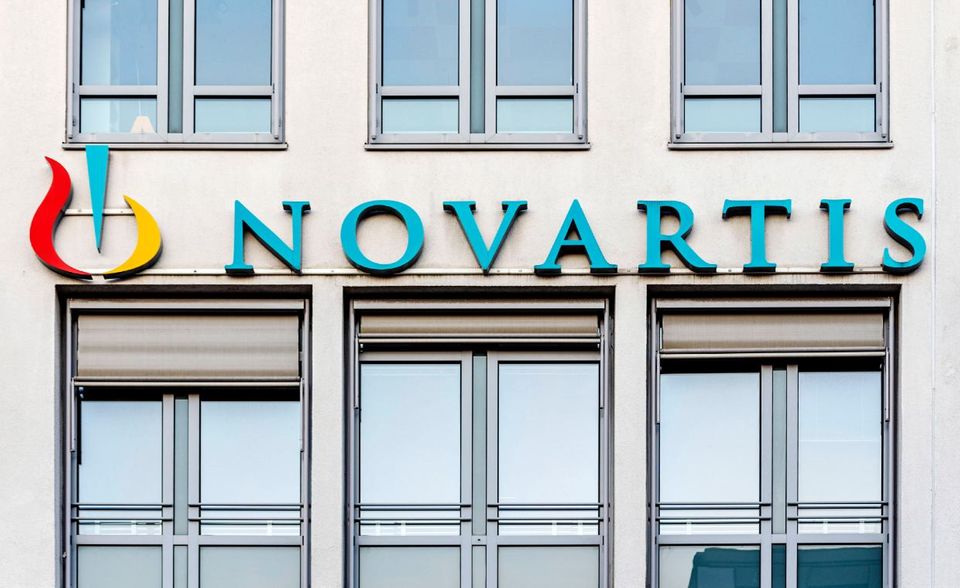 Das Schweizer Unternehmen Novartis hatte 2018 mit seiner Pharmasparte noch 29,6 Mrd. Euro umgesetzt. 2019 stiegen die Erlöse laut EY auf 33,7 Mrd. Euro.