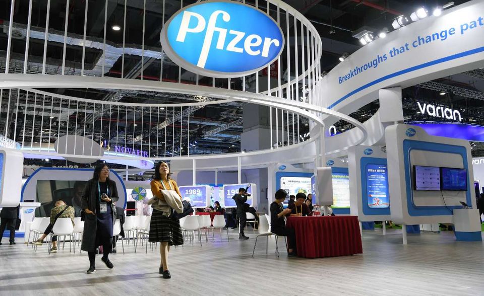 Pfizer ist der größte Pharmakonzern der USA. Der Pharma-Umsatz stieg laut EY 2019 leicht von 42,3 auf 44,4 Mrd. Euro. Pfizer sorgte Ende Juli mit einem Milliardenauftrag der US-Regierung für Schlagzeilen. Der Konzern soll mit dem deutschen Unternehmen Biontech Hunderte Millionen Dosen eines möglichen Impfstoffs gegen das Coronavirus liefern.