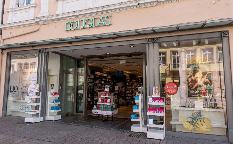 Warum einfach, wenn es intransparent geht? Douglas wollte die Mehrwertsteuersenkung in Form von Rabattcoupons lösen. Die konnten erst beim Folgekauf eingelöst werden. Vielleicht hat die Parfümerie darauf gesetzt, dass viele dieser Coupons verfallen. Vielleicht wurde darauf spekuliert, dass die Coupons zum wiederholten Einkauf verleiten. Die Kundinnen aber machten das Spiel nicht mit und protestierten lautstark. Douglas ließ sich laut der „Lebensmittel Zeitung“ zwei Tage später eines Besseren belehren. CEO Tina Müller verkündete auf Twitter: „Wir haben euer Feedback auf unsere Regelung zur Weitergabe der MwSt-Senkung gehört und nehmen es ernst! Daher werden wir ab morgen die 3-Prozent-Differenz direkt beim Einkauf an der Kasse abziehen.“ So kompliziert kann die technische Lösung nicht gewesen sein.